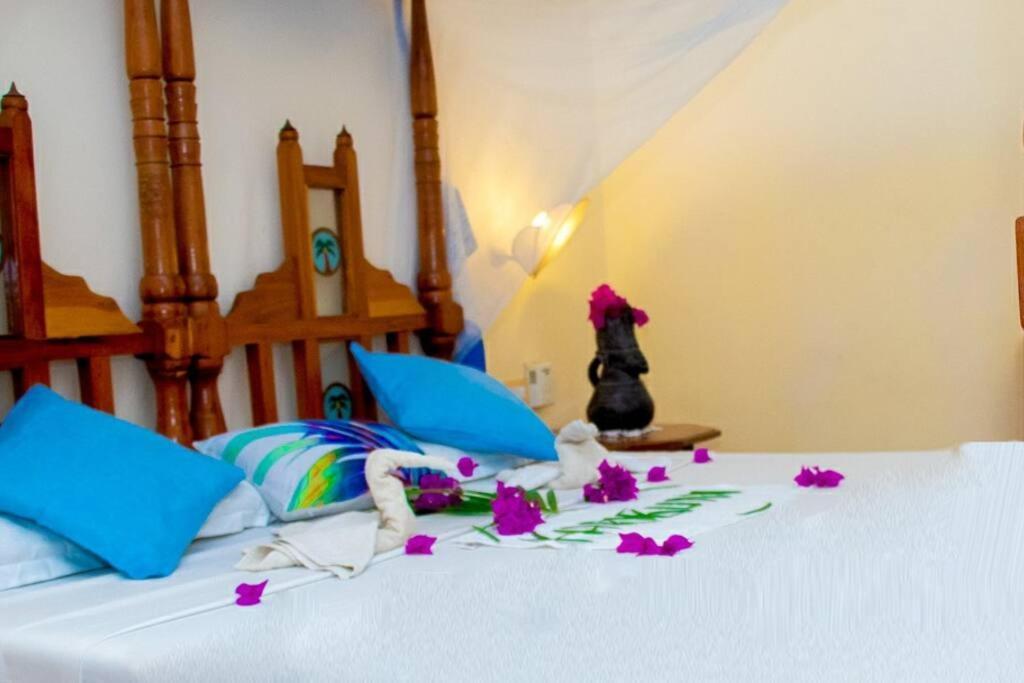 Tembo Beach Cottage Malindi Eksteriør billede